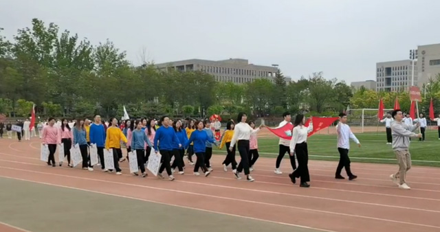 必赢242net官网在第60届校运会拼搏奋进.jpg