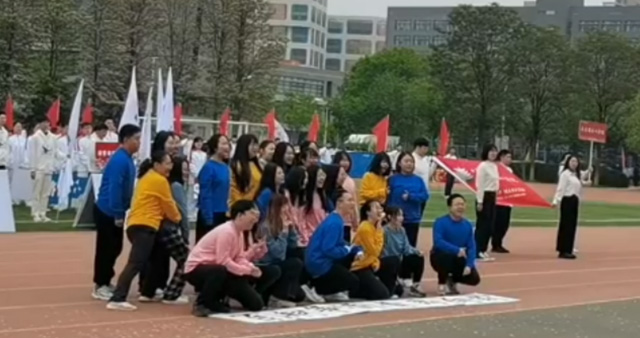 必赢242net官网在第60届校运会拼搏奋进2.jpg